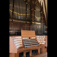 Berlin, Auenkirche, Orgel mit Spieltisch, seitlich