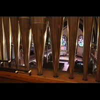 Berlin, Auenkirche, Blick durch die Prospektpfeifen des Hauptwerks-Principal 16' in die Kirche