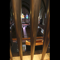Berlin, Auenkirche, Blick durch die Prospektpfeifen des Hauptwerks-Principal 16' auf den Spieltisch und in die Kirche