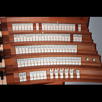 Hamburg, Hauptkirche St. Nikolai, Rechte Registerstaffel am Hauptorgelspieltisch, beleuchtet