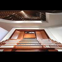 Hamburg, Hauptkirche St. Nikolai, Spieltisch perspektivisch mit Blick auf die Hauptwerkspfeifen