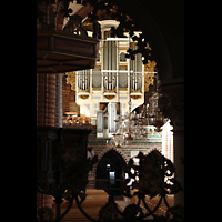 Schleswig, Dom St. Petri, Blick durch die Lettner-Bgen ber die Kanzel zur Hauptorgel