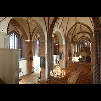 Schleswig, Dom St. Petri, Seitlicher Blick von der Orgelempore entlang des Rckpositivs in den Dom