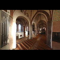Schleswig, Dom St. Petri, Seitlicher Blick von der Orgelempore entlang des Rckpositivs in den Dom