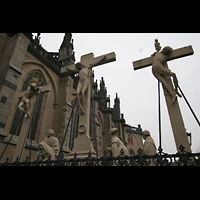 Xanten, Dom St. Viktor, Seitenansicht mit Kreuzigungsgruppe