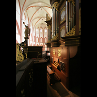 Norden, St. Ludgeri, Orgel mit Spieltisch und Blick in den Chor