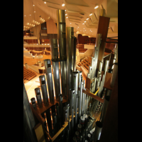 Berlin, Philharmonie, Blick durch die Pfeifen des Hauptwerks in den Konzertsaal