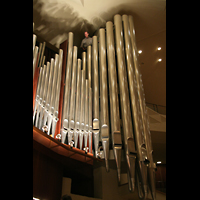 Berlin, Philharmonie, Prinzipal 32' mit Orgelbauer oben zum Größenvergleich
