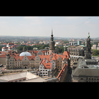 Dresden, Kathedrale (ehem. Hofkirche), Blick von der Kuppel der Frauenkirche zur Kathedrale (rechts) und zum Hausmannsturm (links)