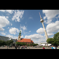 Berlin, St. Marienkirche, Marienkirche, Neptunbrunnen und Fernsehturn zur Zeit der Fußball-WM