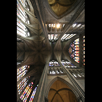 Metz, Cathdrale Saint-tienne, Blick ins Gewlbe der Vierung mit bunten Glasfenstern