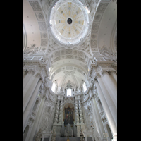 Mnchen (Munich), Theatinerkirche St. Kajetan, Chorraum mit Orgel und Kuppel