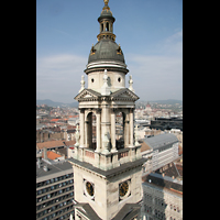 Budapest, Szent István Bazilika (St. Stefan Basilika), Einer der Türme der Basilika mit Blick zum Parlament