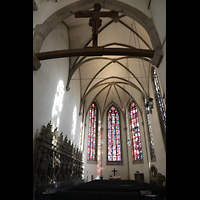 Stuttgart, Stiftskirche, Chor mit bunten Glasfenstern, Standbildern der Grafen von Wrttemberg und Kruzifix