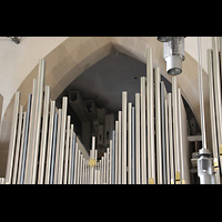 Stuttgart, Stiftskirche, 32'-Pedalpfeifen (gekrpft) hinter dem Orgelprospekt