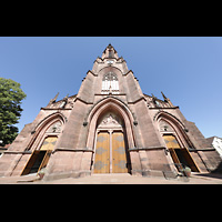 Bhl, Stadtpfarrkirche Mnster St. Peter und Paul, Fasssade mit Turm perspektivisch