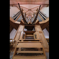 Bhl, Stadtpfarrkirche Mnster St. Peter und Paul, Spieltisch (unbeleuchtet) mit Orgel und Spanischen Trompeten