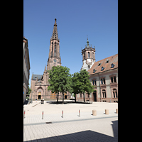 Bhl, Stadtpfarrkirche Mnster St. Peter und Paul, Blick von der Hauptstrae auf die Kirche, rechts das Rathaus 1