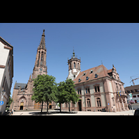 Bhl, Stadtpfarrkirche Mnster St. Peter und Paul, Blick von der Hauptstrae auf die Kirche, rechts das Rathaus 1