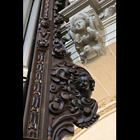 Luzern, Hofkirche St. Leodegar, Kunstvolle Holzschnitzereien am Gehuse der Hauprrogel