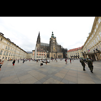 Praha (Prag), Katedrála sv. Víta (St. Veits-Dom), Domplatz mit St. Veits-Dom