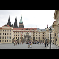 Praha (Prag), Katedrála sv. Víta (St. Veits-Dom), Burgplatz mit überragenden Türmen des Veitsdoms