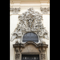 Praha (Prag), Bazilika sv. Jakuba (St. Jakob), Figurenschmuck ber dem Portal