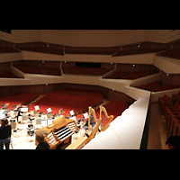 Dresden, Kulturpalast / Philharmonie (Konzertsaal), Blick ber die Orchesterbhne mit Spieltisch in den groen Saal