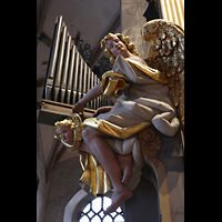 Freiberg, Dom St. Marien, Figurenschmuck an der groen Silbermann-Orgel: Orgelspielender Engel