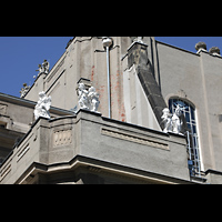 Grlitz, Stadthalle, Figurenschmuck an der Fassade