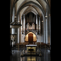 Düsseldorf, Basilika St. Lambertus, Blick vom Altarraum auf die Hauptorgel, links die Kanzel