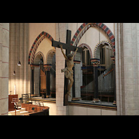 Neuss, Mnster St. Quirin(us), Blick vom sdlichen zum nordlichen Orgelraum mit Kreuz von 1592