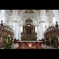 Weingarten, Basilika  St. Martin, Chorraum mit Chororgel und Altar mit Heilig-Blut-Reliquie
