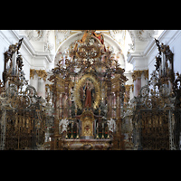 Zwiefalten, Münster Unserer Lieben Frau, Chorraum mit den beiden Chororgeln und dem Gnadenaltar vor dem Chorgitter