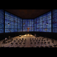 Berlin, Kaiser-Wilhelm-Gedächtniskirche, Blick von der Orgelempore zum Altar