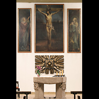 Berlin, St. Hildegard Frohnau, Altar mit Tabernakel und Kreuzigungs-Gemlde