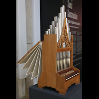 Berlin, Musikinstrumenten-Museum, Portativ seitlich mit aufgezogenem Balg