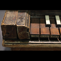 Berlin, Musikinstrumenten-Museum, Positiv um 1700 - Tastatur-Detail