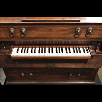 Berlin, Musikinstrumenten-Museum, Schreibsekretär-Orgel - Manual
