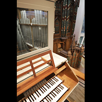 Berlin, Musikinstrumenten-Museum, Marcussen-Orgel - Blick über den Spieltisch zur Gray-Orgel