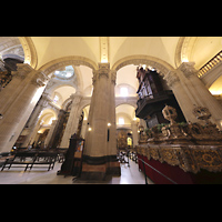 Sevilla, Iglesia de El Salvador, Seitlicher Blick ber den Columbus(?)-Schrein zur Orgel