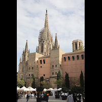 Barcelona, Catedral de la Santa Creu i Santa Eulàlia, Placita de la Seu mit Casa de l'Ardiaca im Vordergrund, dahinter die Kathedrale