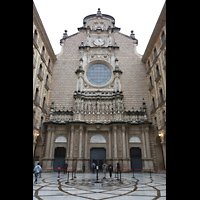 Montserrat, Abadia de Montserrat, Basílica Santa María, Inneres Atrium und Fassade der Basilika mit Reliefs