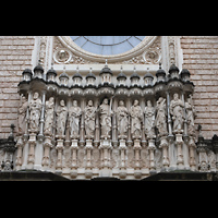 Montserrat, Abadia de Montserrat, Basílica Santa María, Reliefs über dem Hauptportal von Venancio und Agapito Vallmitjana