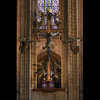 Barcelona, Catedral de la Santa Creu i Santa Eulàlia, Kreuz über dem Hauptaltar
