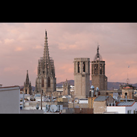 Barcelona, Palau Güell (Gaudi), Abendlicher Blick von der Dachterrasse auf die Türme der Kathedrale