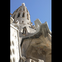 Barcelona, La Sagrada Familia, Blick zwischen Saktristei und Giebel der Passionsfassade auf einen der Türme
