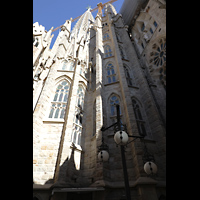 Barcelona, La Sagrada Familia, Apsis von außen mit Marienturm