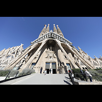 Barcelona, La Sagrada Familia, Passionsfassade mit den 4 Passionstürmen (112,20 m außen bzw. 120 m hoch)