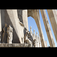 Barcelona, La Sagrada Familia, Blick durch die knochenförmigen Säulen der Passionsfassade zum Langhaus